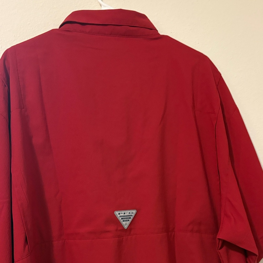Arkansas Razorback XXL Columbia Men's Button-Down Short Sleeve Shirt in Red - Picture 3 of 3